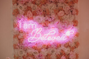 Beloved Neon-Sign Blumenwand Fotowand