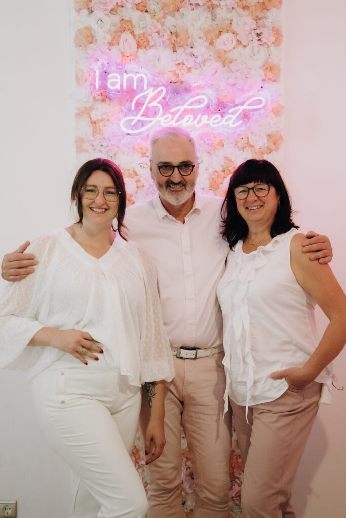 Team Beloved Neon-Sign Blumenwand