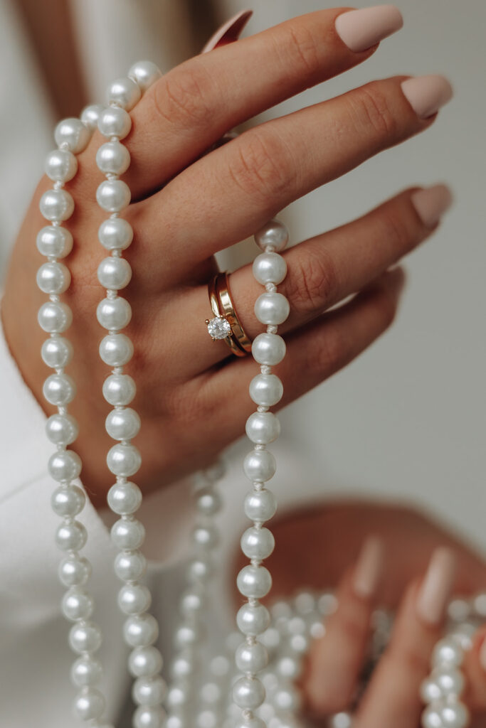 Verlobungsring Ehering Perlenkette Schmuck Studio Shoot