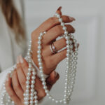 Verlobungsring Ehering Perlenkette Schmuck Studio Shoot
