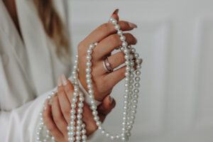 Verlobungsring Ehering Perlenkette Schmuck Studio Shoot