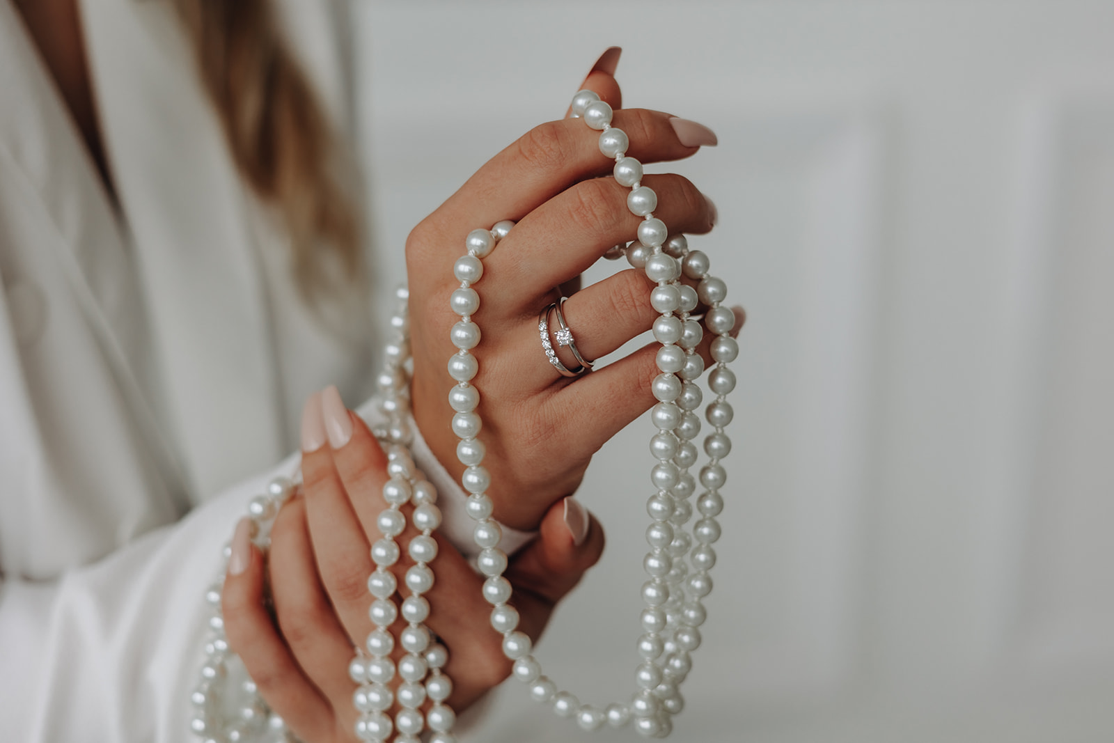 Verlobungsring Ehering Perlenkette Schmuck Studio Shoot