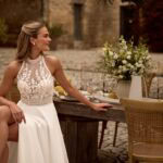 Brautkleid Trend 2026 geschlossenenes Dekollete mit Beinschlitz in mediterraner Szene Anna Sposa Group