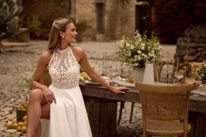 Brautkleid Trend 2026 geschlossenenes Dekollete mit Beinschlitz in mediterraner Szene Anna Sposa Group