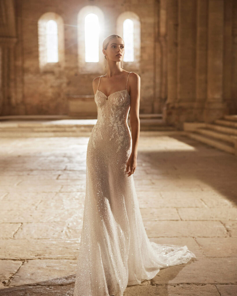 Brautkleid Rosa Clara- leichtes, figurbetonendes Kleid mit viel Glitzer und Spitze und zarten Trägern