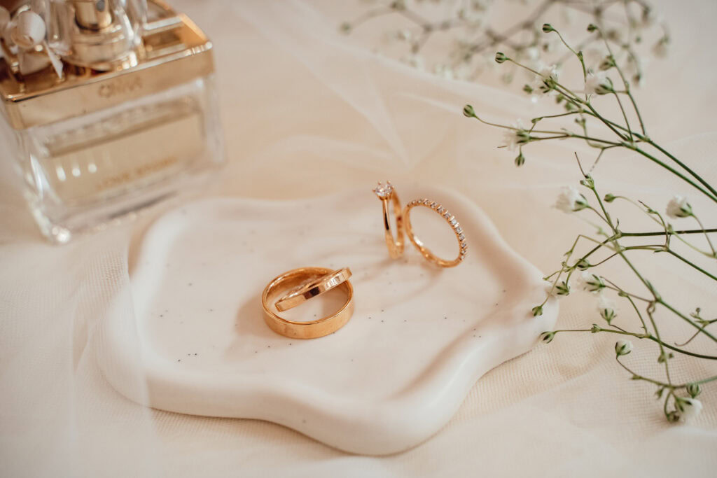 Trauringe gold - apricotgold Flatlay Parfüm Hochzeit