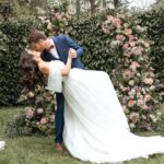 Styled Shooting Bordeaux Stella York Brautkleid blauer Bräutigamanzug