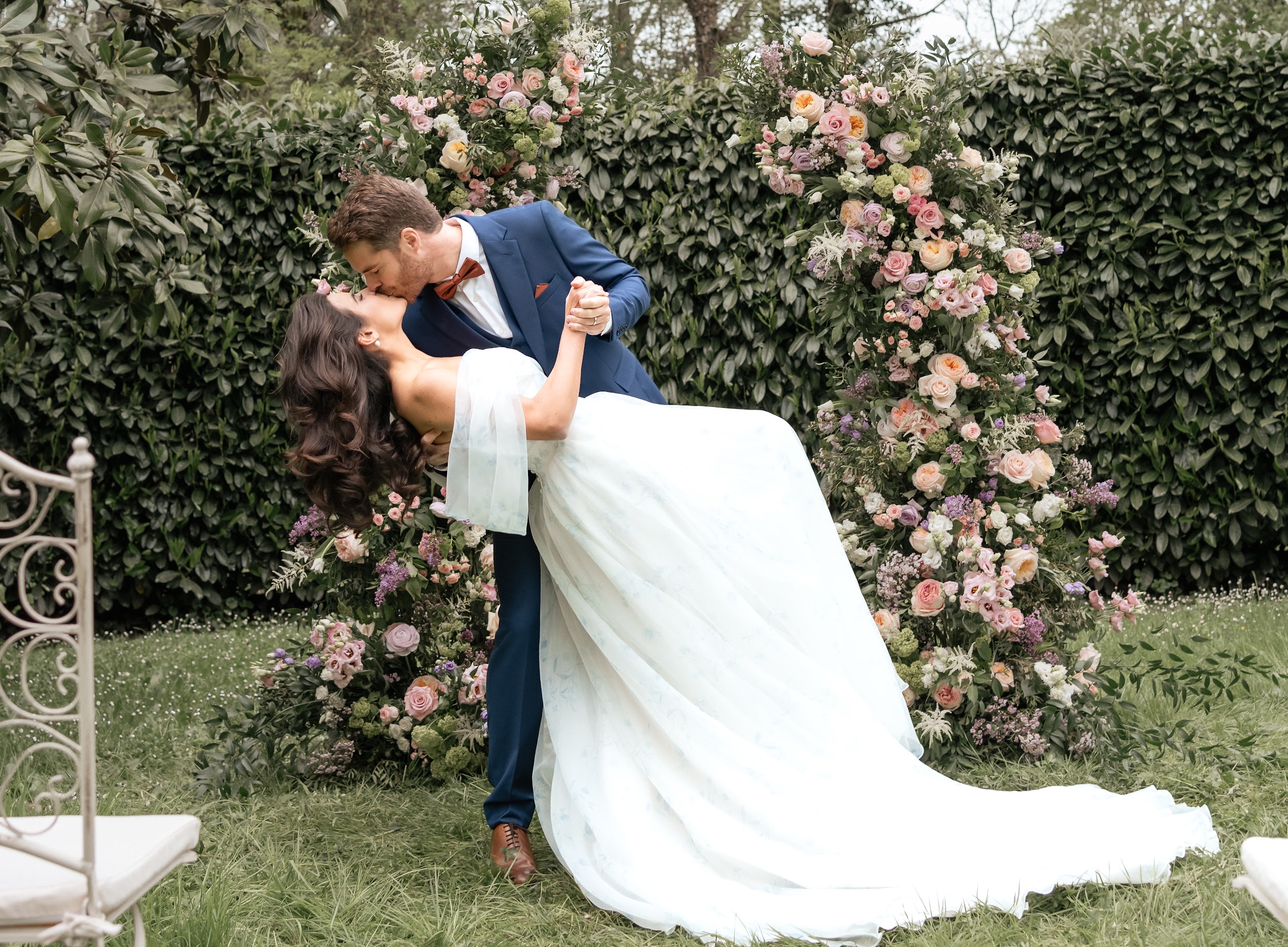 Styled Shooting Bordeaux Stella York Brautkleid blauer Bräutigamanzug