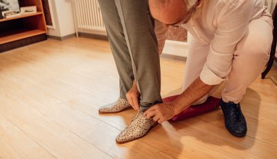 Anprobe mit dem Herrenausstatter Schuhe