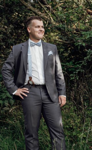 Herrenausstatter Leipzig Bräutigam Standesamt Hochzeitsanzug mit Hosenträgern und Fliege