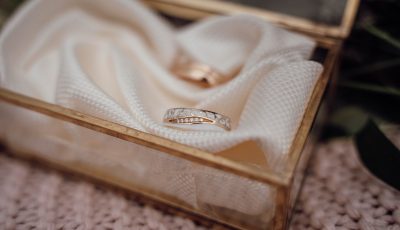 Trauringe aus Apricotgold mit weißer Emaillie