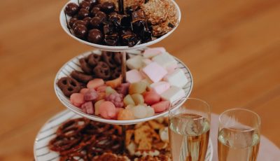 Nahaufnahme Etagere Sektgläser