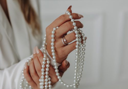 Verlobungsring Ehering Perlenkette Schmuck Studio Shoot