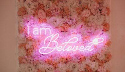 Beloved Neon-Sign Blumenwand Fotowand