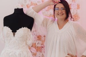 Katharina Beloved Hochzeitsstudio Neon-Sign Brautkleid auf Puppe