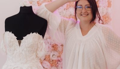 Katharina Beloved Hochzeitsstudio Neon-Sign Brautkleid auf Puppe